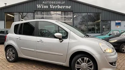 Grijs (metallic) Gebruikt 2011 Renault Grand Modus Exception MPV | € 4.250 (Eerlijke prijs)