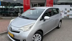 Grijs Gebruikt 2013 Toyota Verso-S MPV | € 12.995 (Eerlijke prijs)