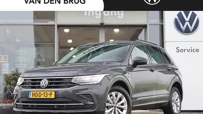 Grijs Gebruikt 2021 VW Tiguan Life SUV | € 30.245 (Super prijs)