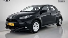 Zwart Gebruikt 2024 Toyota Yaris Hybrid Active Hatchback | € 23.445 (Eerlijke prijs)