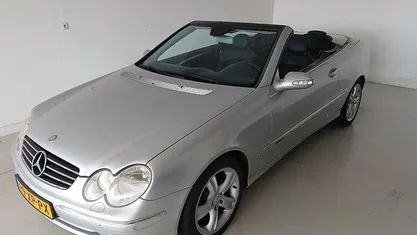 Grijs, metallic lak Gebruikt 2003 Mercedes CLK320 Avantgarde Cabriolet | € 7.330 (Eerlijke prijs)