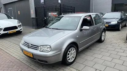 Grijs, metallic lak Gebruikt 2003 VW Golf IV Hatchback | € 1.999 (Eerlijke prijs)