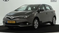 Bruin Gebruikt 2018 Toyota Auris Hybrid Plus Hatchback | € 16.245 (Eerlijke prijs)
