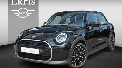 Zwart Occasion 2024 Mini Cooper Favoured Hatchback | € 31.750 (Goede deal)