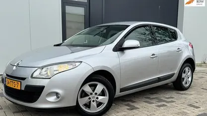 Grijs Gebruikt 2012 Renault Mégane III Dynamique Hatchback | € 4.400 (Eerlijke prijs)