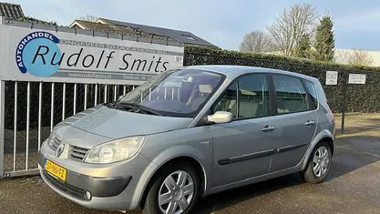 Grijs (metallic) Occasion 2004 Renault Scénic II Komfort MPV | € 1.690 (Eerlijke prijs)