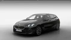 Saphirschwarz metallic (zwart metallic) Nieuw 2025 BMW 120 Comfort Edition Hatchback | € 49.650 (Super prijs)