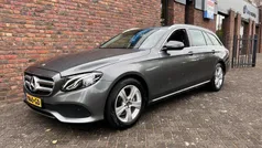 Grijs, metallic lak Gebruikt 2018 Mercedes E220 Premium Stationwagen | € 26.955 (Eerlijke prijs)