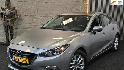 Grijs Occasion 2016 Mazda 3 Sedan | € 15.499 (Eerlijke prijs)