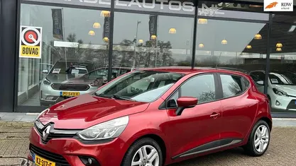 Rood Occasion 2017 Renault Clio IV Zen Hatchback | € 9.949 (Eerlijke prijs)