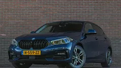 Blauw Gebruikt 2022 BMW 118 Sport Line Hatchback | € 24.950 (Goede deal)