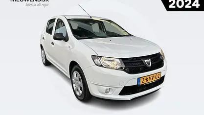 Wit Gebruikt 2013 Dacia Sandero Ambiance Hatchback | € 6.990 (Eerlijke prijs)