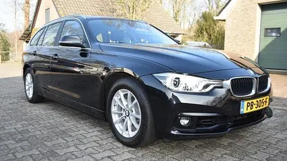 Zwart (metallic) Occasion 2017 BMW 318 Executive Stationwagen | € 12.500 (Goede deal)