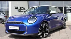 Blauw, metallic lak Gebruikt 2025 Mini Cooper SE Favoured Hatchback | € 39.950 (Eerlijke prijs)