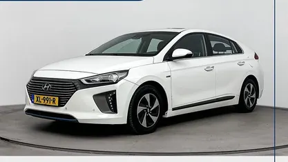 Ceramic white (waw) Gebruikt 2019 Hyundai Ioniq Premium Hatchback | € 16.900 (Eerlijke prijs)