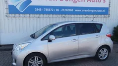 Grijs, metallic lak Gebruikt 2011 Toyota Verso-S MPV | € 5.695 (Eerlijke prijs)