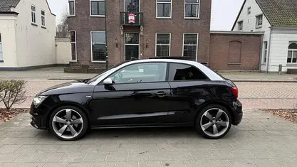 Zwart (metallic) Occasion 2012 Audi A1 S-Line Hatchback | € 10.995 (Eerlijke prijs)