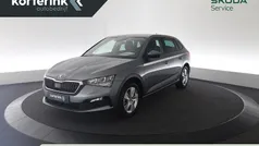 Grijs, metallic lak Gebruikt 2023 Skoda Scala Ambition Hatchback | € 18.900 (Eerlijke prijs)
