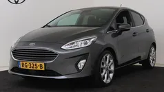 Grijs, metallic lak Gebruikt 2017 Ford Fiesta Titanium Hatchback | € 14.950 (Eerlijke prijs)