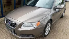 Bruin, metallic lak Gebruikt 2009 Volvo V70 Momentum Stationwagen | € 13.945 (Eerlijke prijs)