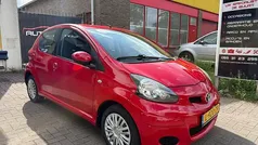 Rood Gebruikt 2009 Toyota Aygo Hatchback | € 2.999 (Eerlijke prijs)