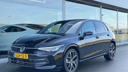 Zwart Occasion 2024 VW Golf VIII Edition Hatchback | € 33.750 (Eerlijke prijs)