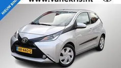 Zilver Gebruikt 2015 Toyota Aygo X-play Hatchback | € 8.499 (Eerlijke prijs)