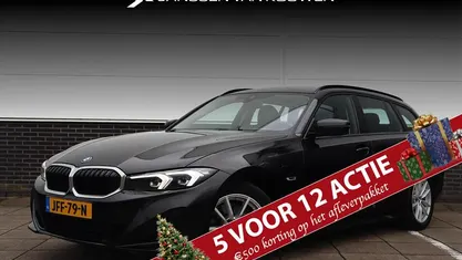 Zwart Gebruikt 2022 BMW 320e Stationwagen | € 31.885 (Eerlijke prijs)