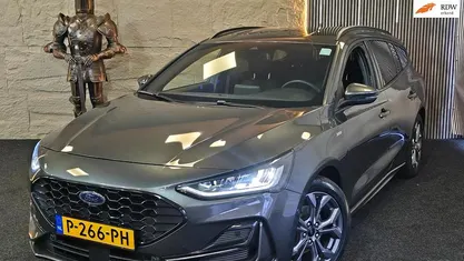 Grijs Occasion 2022 Ford Focus ST-Line Stationwagen | € 17.999 (Eerlijke prijs)
