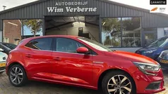 Rood (metallic) Gebruikt 2016 Renault Mégane III Bose Edition Hatchback | € 9.950 (Eerlijke prijs)