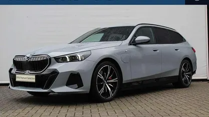 Grijs Gebruikt 2025 BMW 550e M Sport Stationwagen | € 86.750 (Eerlijke prijs)
