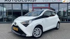 Wit Gebruikt 2022 Toyota Aygo X-play Hatchback | € 13.350 (Super prijs)