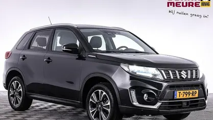 Zwart Gebruikt 2023 Suzuki Vitara Style SUV | € 25.900 (Eerlijke prijs)