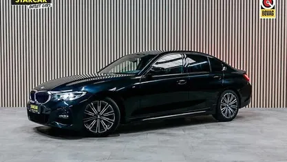 Zwart Gebruikt 2022 BMW 320 M Sport Sedan | € 37.495 (Eerlijke prijs)