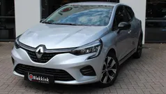 Grijs, metallic lak Gebruikt 2023 Renault Clio V Evolution Hatchback | € 17.695 (Eerlijke prijs)