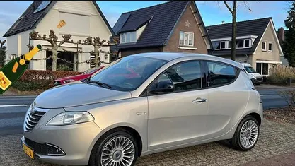 Beige (metallic) Gebruikt 2011 Lancia Ypsilon Platinum Hatchback | € 4.490 (Eerlijke prijs)