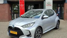 Gebruikt 2023 Toyota Yaris Hybrid Hatchback | € 21.589 (Eerlijke prijs)