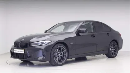 Saphirschwarz metallic (zwart metallic) Occasion 2024 BMW 320e Shadowline Sedan | € 41.895 (Eerlijke prijs)