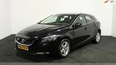 Zwart, metallic lak Gebruikt 2013 Volvo V40 Momentum Stationwagen | € 10.750 (Eerlijke prijs)