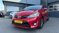 Rood, metallic lak Gebruikt 2015 Toyota Verso Business Edition MPV | € 12.350 (Eerlijke prijs)