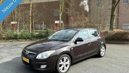 Bruin, metallic lak Gebruikt 2009 Hyundai i30 Dynamiq Hatchback | € 2.799 (Eerlijke prijs)