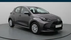 Grijs, metallic lak Gebruikt 2021 Toyota Yaris Hybrid Active Hatchback | € 19.490 (Eerlijke prijs)