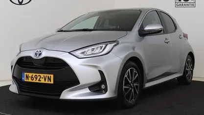 Grijs Occasion 2022 Toyota Yaris Hybrid Hatchback | € 20.495 (Eerlijke prijs)