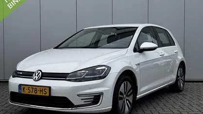 Oryx white pearl Occasion 2020 VW e-Golf Hatchback | € 13.435 (Super prijs)