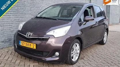 Paars (metallic) Occasion 2012 Toyota Verso-S MPV | € 3.999 (Eerlijke prijs)