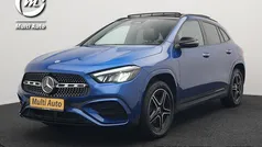 Blauw, metallic lak Gebruikt 2024 Mercedes GLA250 AMG line SUV | € 48.440 (Eerlijke prijs)