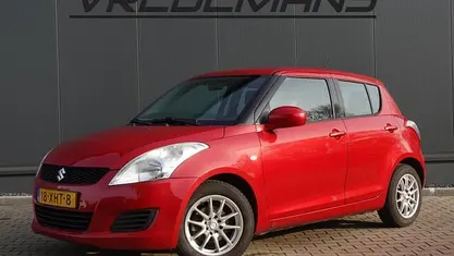 Rood (metallic) Gebruikt 2012 Suzuki Swift Comfort Hatchback | € 3.450 (Eerlijke prijs)