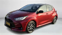 Rood Gebruikt 2021 Toyota Yaris Hybrid Executive Hatchback | € 21.775 (Eerlijke prijs)