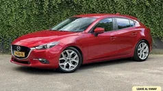 Rood, metallic lak Gebruikt 2017 Mazda 3 Hatchback | € 16.490 (Eerlijke prijs)