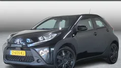 Zwart, metallic lak Gebruikt 2024 Toyota Aygo Play Hatchback | € 18.950 (Eerlijke prijs)